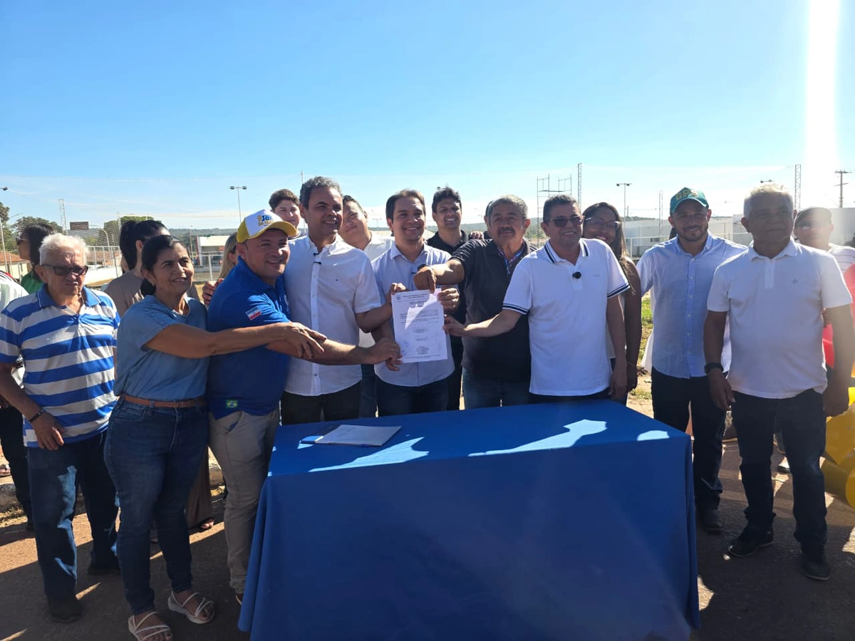 O prefeito Dr. Gilberto Júnior e o deputado estadual Gil Carlos assinaram a ordem de serviço