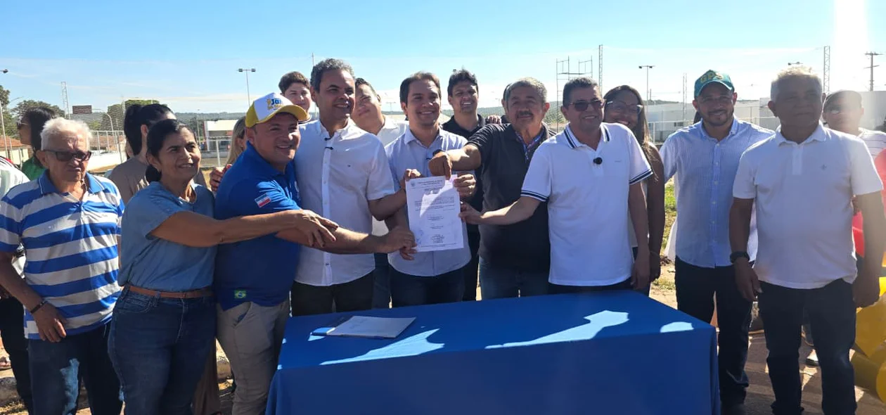 O prefeito Dr. Gilberto Júnior e o deputado estadual Gil Carlos assinaram a ordem de serviço