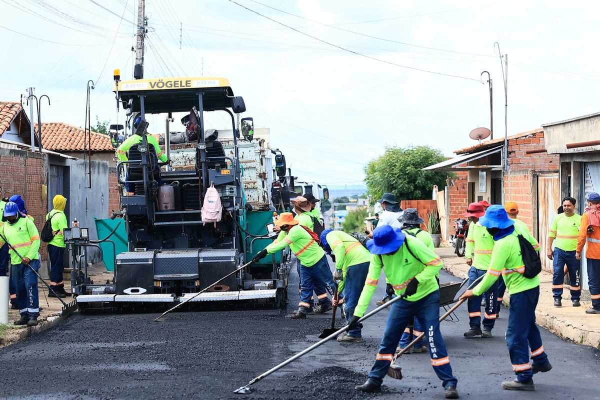Obras de asfaltamento em Valença do Piauí