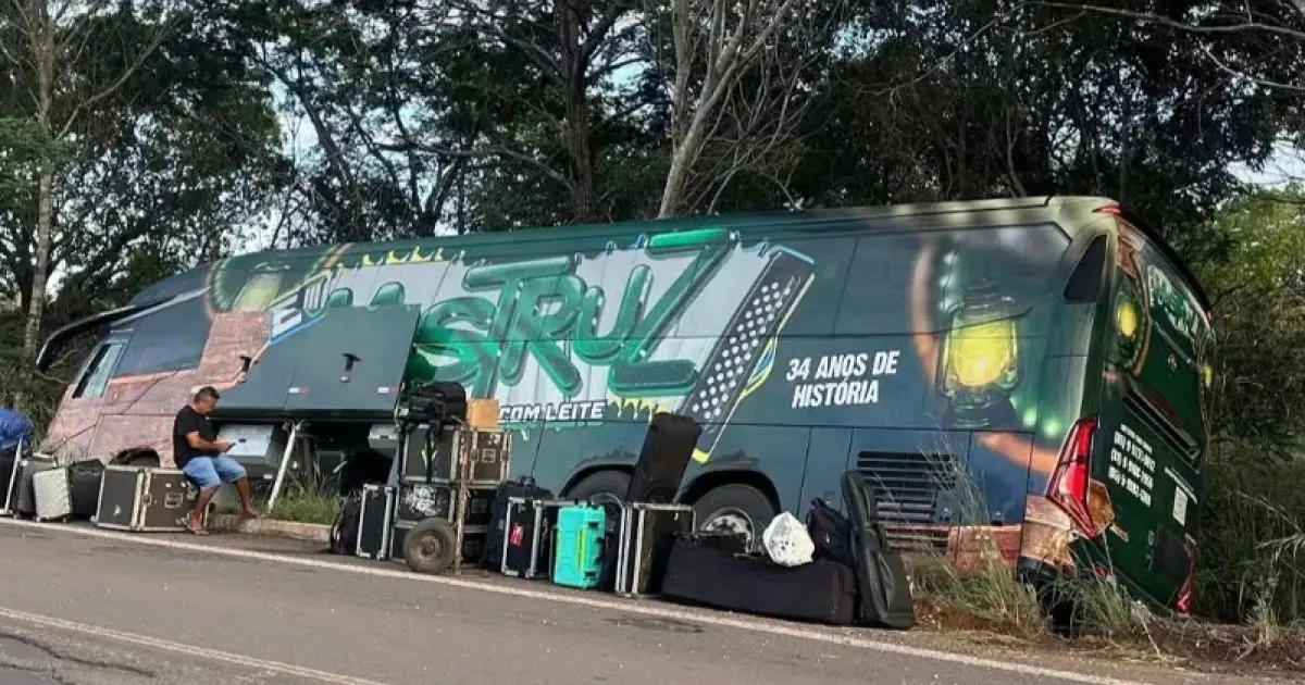 Ônibus da banda de forró Mastruz com Leite se envolveu em um acidente