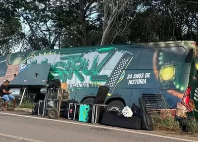 Ônibus da banda de forró Mastruz com Leite se envolveu em um acidente