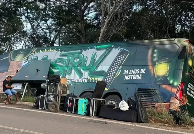 Ônibus da banda de forró Mastruz com Leite se envolveu em um acidente