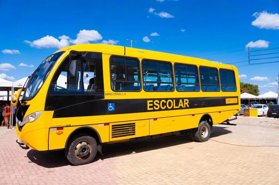 Ônibus escolares entregues