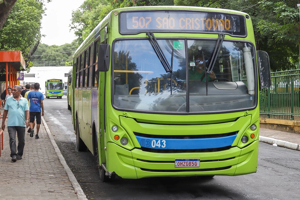 Ônibus na Praça da Bandeira