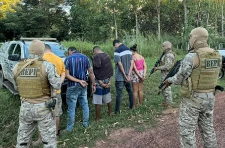 Operação da Polícia Militar terminou com cinco pessoas presas