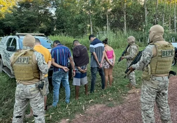 Operação da Polícia Militar terminou com cinco pessoas presas
