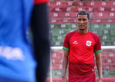 Otávio, volante ex-Portuguesa Santista