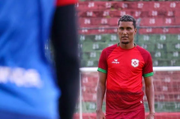 Otávio, volante ex-Portuguesa Santista