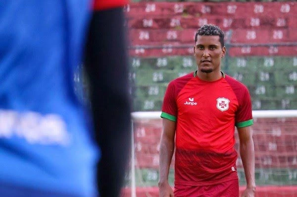 Otávio, volante ex-Portuguesa Santista