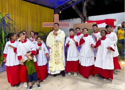 Padre viraliza após dançar “Passinho do Jamal” com coroinhas em Teresina
