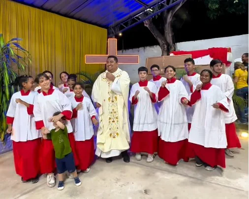Padre viraliza após dançar “Passinho do Jamal” com coroinhas em Teresina
