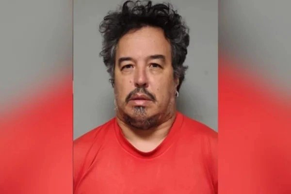 Pai foi preso após admitir que mantinha o filho acorrentado dentro de casa