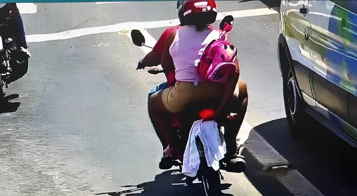 Passageira cobre placa de identificação da motocicleta