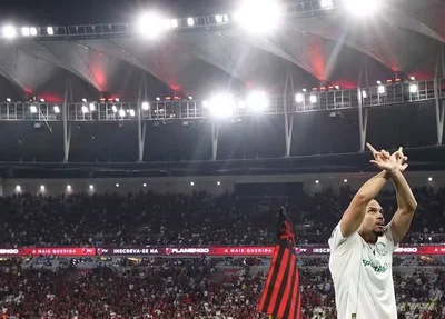Paulinho é absolvido pelo STJD após comemoração em jogo contra o Flamengo