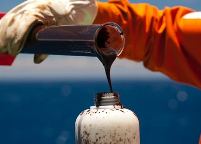 Petróleo sobe após novos ataques dos EUA ao Irã e tensão no Oriente Médio