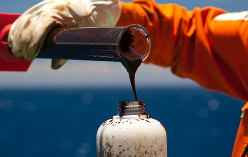 Petróleo sobe após novos ataques dos EUA ao Irã e tensão no Oriente Médio