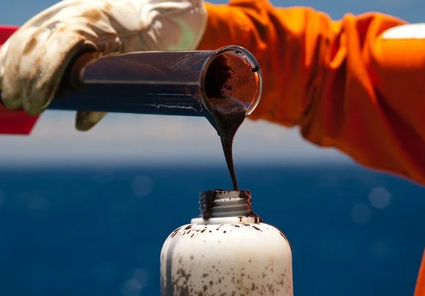 Petróleo sobe após novos ataques dos EUA ao Irã e tensão no Oriente Médio