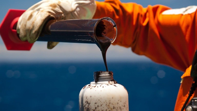 Petróleo sobe após novos ataques dos EUA ao Irã e tensão no Oriente Médio