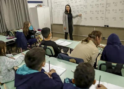 Piso nacional dos professores sobe para R$ 5.130 e muda regra de reajuste