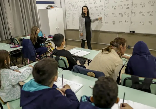 Piso nacional dos professores sobe para R$ 5.130 e muda regra de reajuste