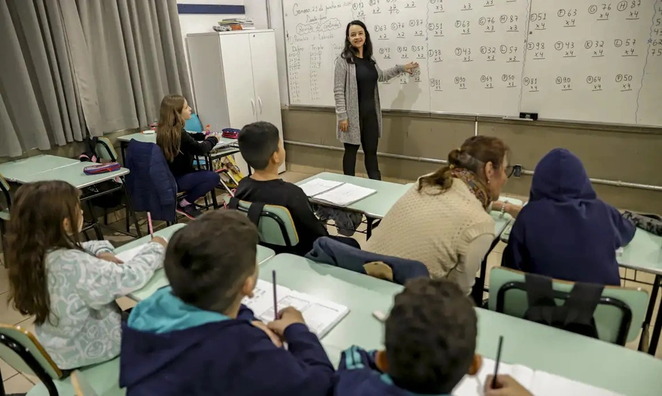 Piso nacional dos professores sobe para R$ 5.130 e muda regra de reajuste
