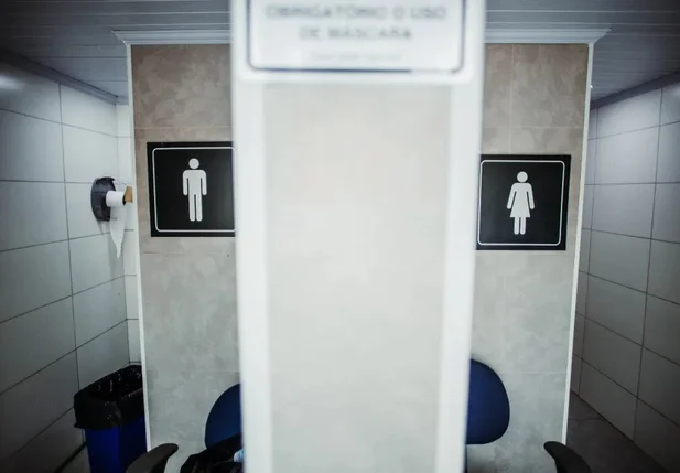 Placa de banheiro feminino e masculino
