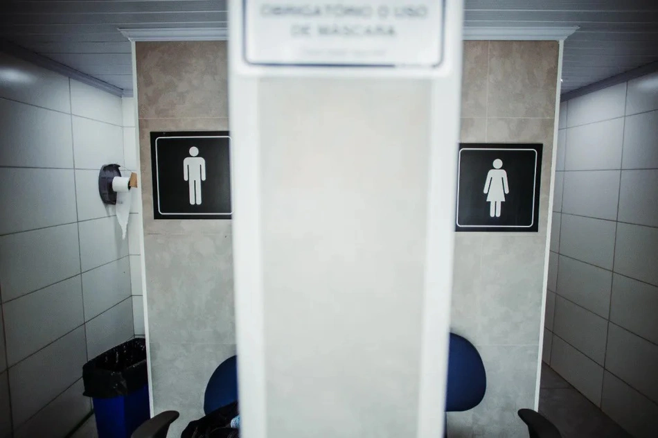Placa de banheiro feminino e masculino
