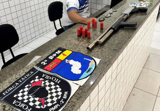 PM apreende arma, munições e drogas em imóvel usado como depósito em Ilha Grande do Piauí