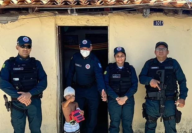 PM faz visita solidária a criança que sobreviveu a acidente que matou mãe e irmã em Piracuruca