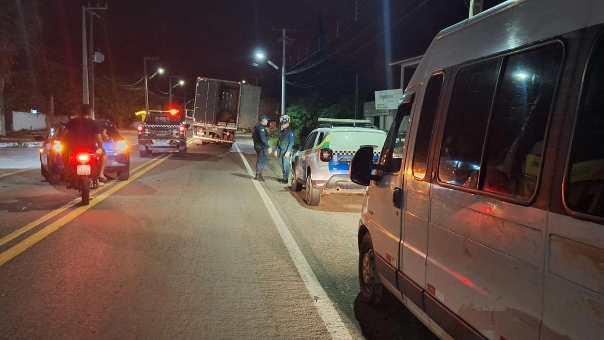Polícia Militar apreende carga de cigarro contrabandeado e prende 15 pessoas em Luís Correia