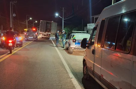 Polícia Militar apreende carga de cigarro contrabandeado e prende 15 pessoas em Luís Correia