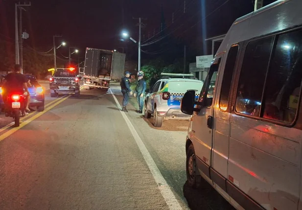 Polícia Militar apreende carga de cigarro contrabandeado e prende 15 pessoas em Luís Correia