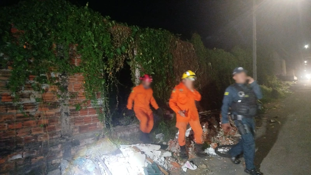 Policiais e bombeiros verificaram o terreno baldio