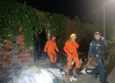 Policiais e bombeiros verificaram o terreno baldio