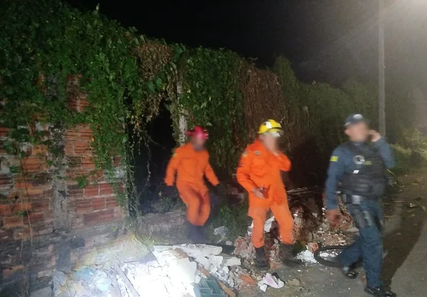 Policiais e bombeiros verificaram o terreno baldio