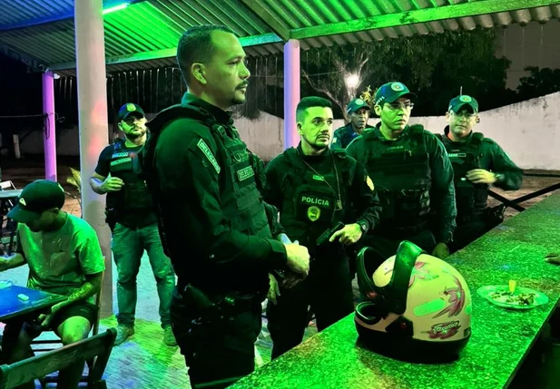 Policiais realizaram fiscalizações em bares e casas noturnas
