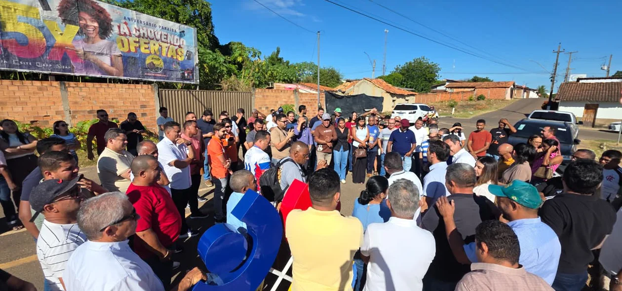 População acompanha assinatura da ordem de serviço