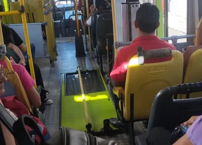 Porta foi colocada dentro de ônibus