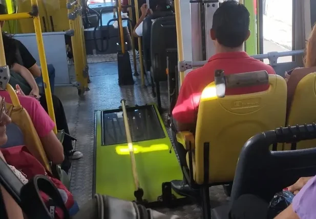 Porta foi colocada dentro de ônibus