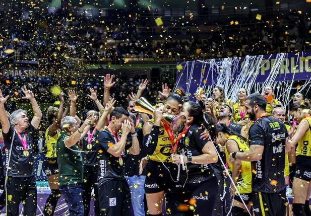 Praia Clube levanta a taça de campeão da Superliga