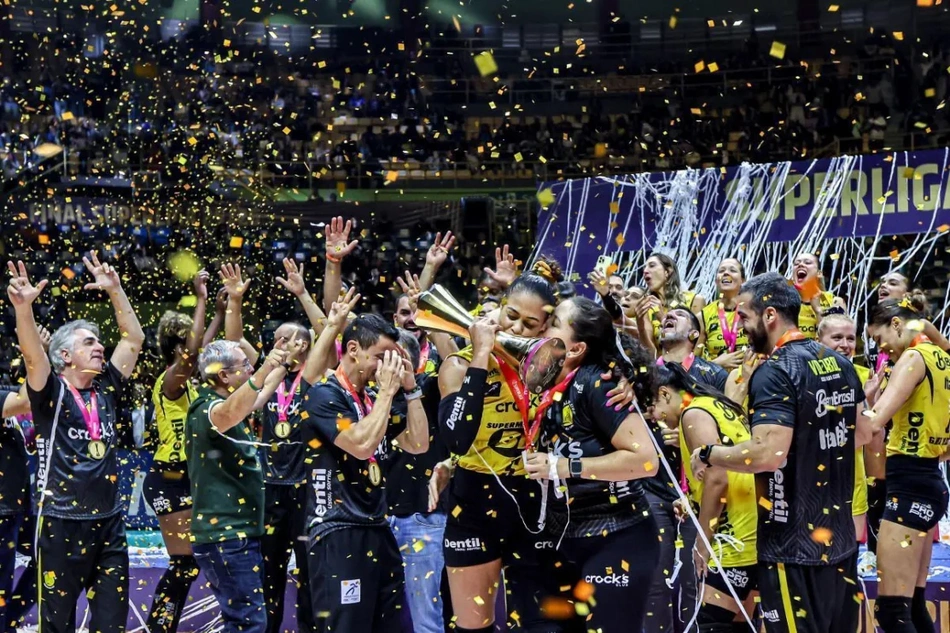 Praia Clube levanta a taça de campeão da Superliga