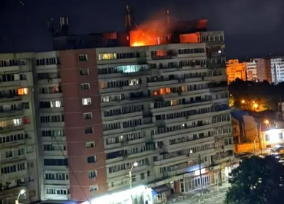 Prédio residencial atingido por drone Russo
