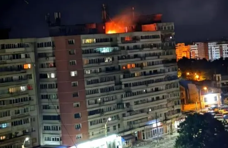 Prédio residencial atingido por drone Russo