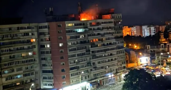 Prédio residencial atingido por drone Russo