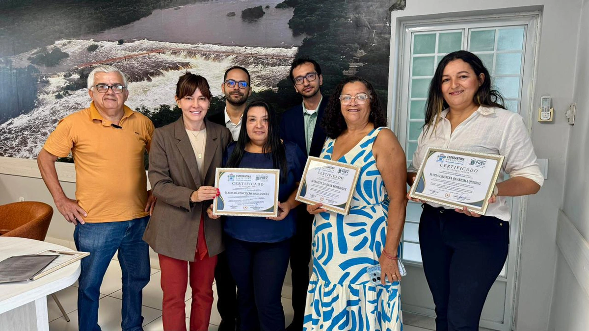 Prefeita Ivanária Sampaio garante direitos de servidores e realiza entrega de aposentadorias em Esperantina