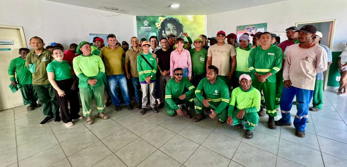 Prefeita Ivanária Sampaio homenageia garis com café da manhã na Prefeitura de Esperantina