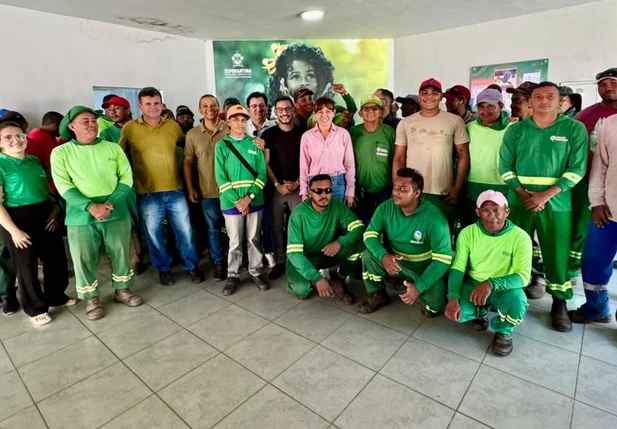 Prefeita Ivanária Sampaio homenageia garis com café da manhã na Prefeitura de Esperantina