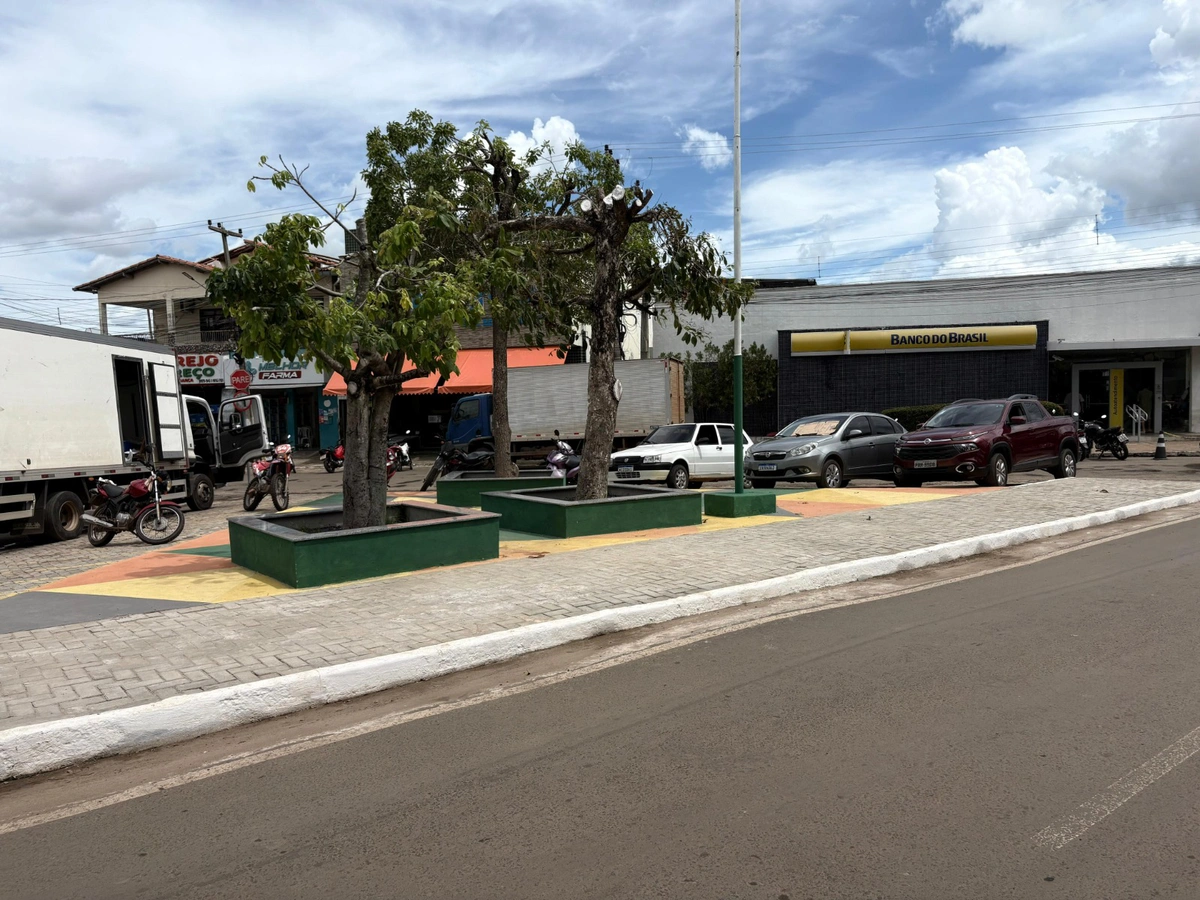 Prefeita Ivanária Sampaio revitaliza praça e melhora mobilidade no Centro de Esperantina