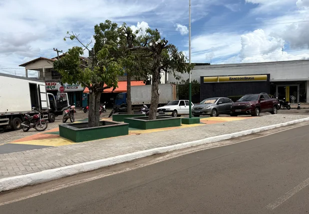 Prefeita Ivanária Sampaio revitaliza praça e melhora mobilidade no Centro de Esperantina