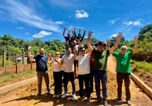 Prefeita Ivanária Sampaio visita obras de calçamento na comunidade Canto da Palmeira
